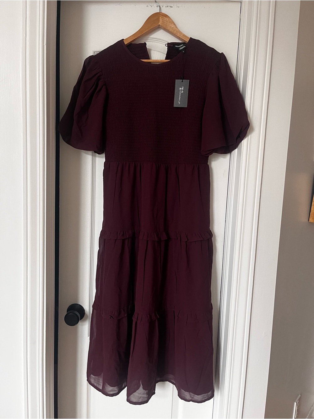 Women's Burgundy Tiered Midi Dress with Puff Sleeves